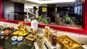 Un bufé de desayuno con diversas opciones de comida y bebidas.