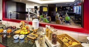 Daily buffet breakfast for a fee - Aparthotel Adagio Frankfurt City Messe (Frankfurt)