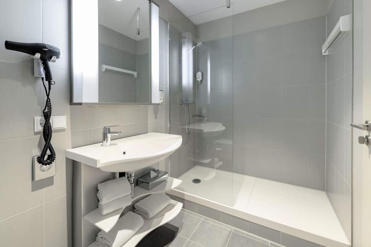 apartment, 1 queen bed with sofa bed | hypo-allergenic bedding, in-room safe, desk, laptop workspace