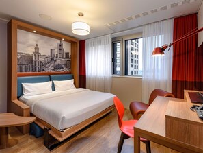 Ropa de cama hipoalergénica y caja de seguridad en la habitación