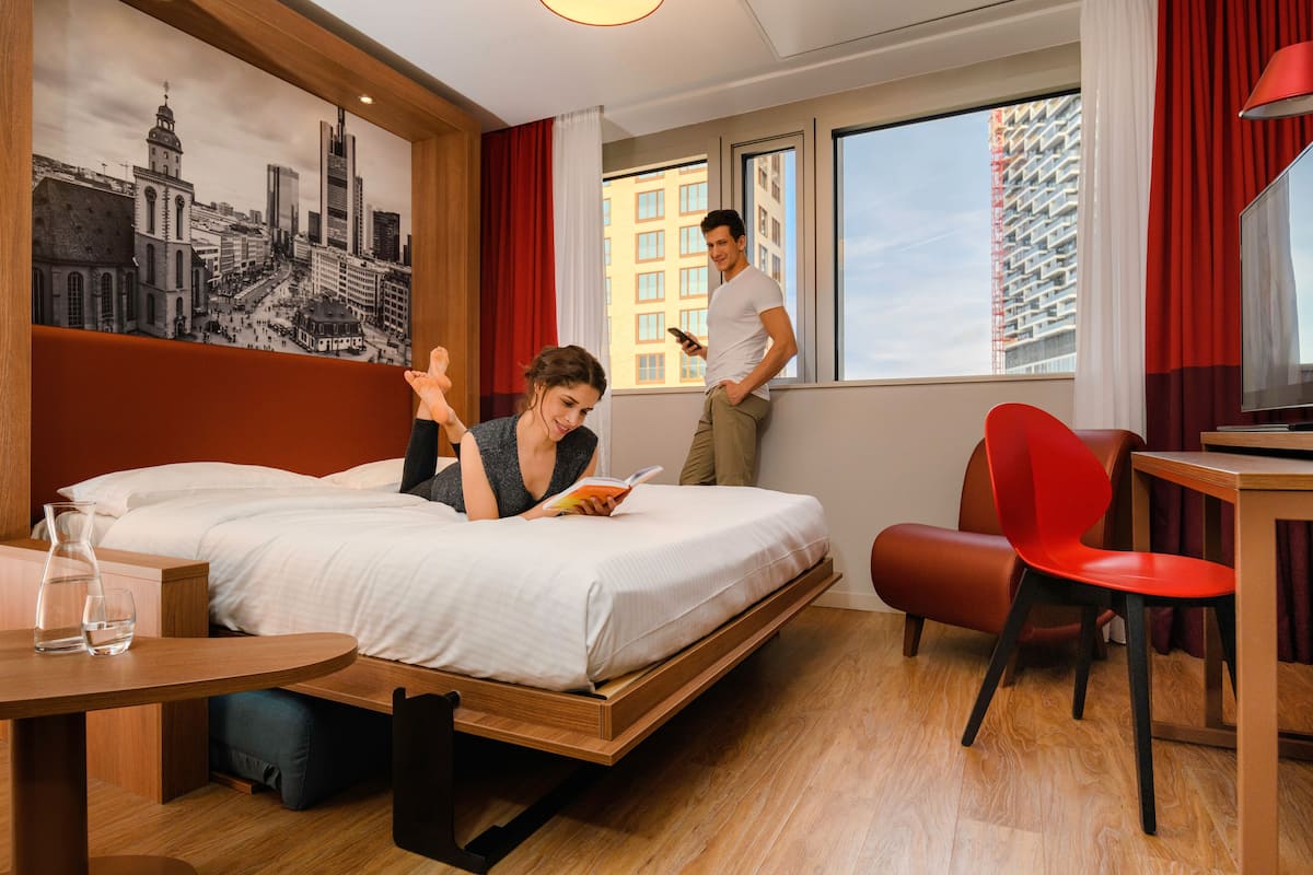 studio, 1 double bed | hypo-allergenic bedding, in-room safe, desk, laptop workspace