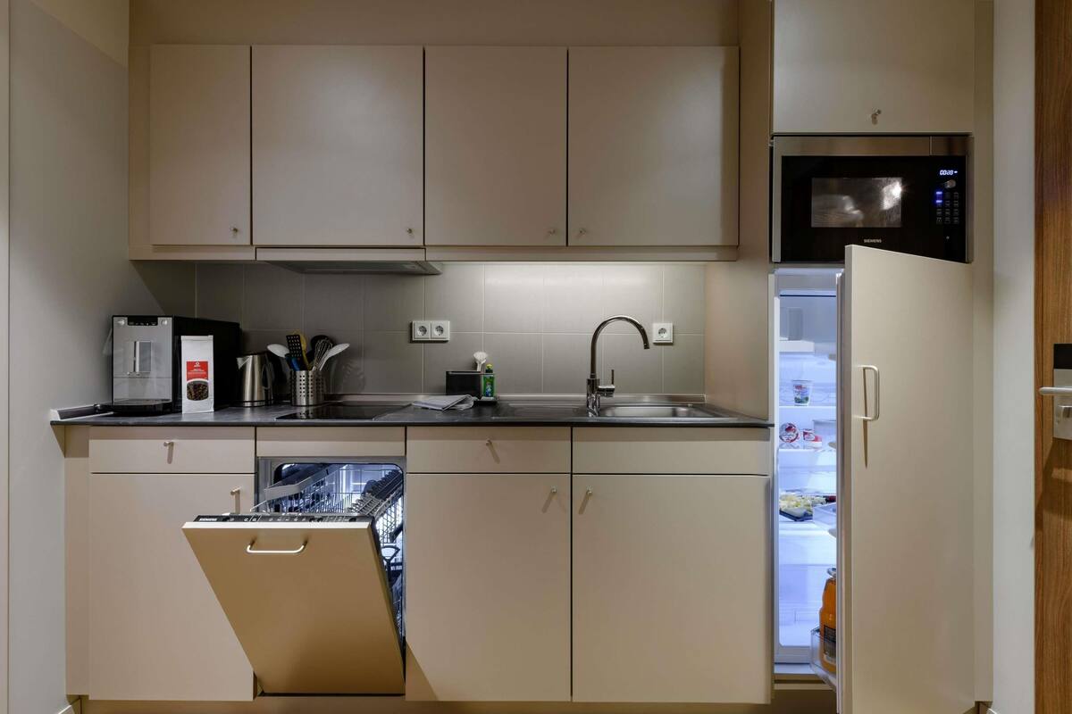 hypo-allergenic bedding, in-room safe, desk, laptop workspace