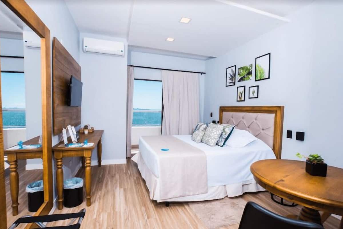 Klassieke tweepersoonskamer, 1 tweepersoonsbed, uitzicht op baai | Een minibar, verduisterende gordijnen, een strijkplank/strijkijzer