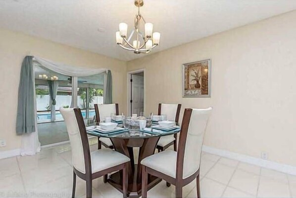 Standard House, 4 Bedrooms, Accessible | In-room dining