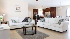 Standard-Haus, 4 Schlafzimmer, barrierefrei | Wohnzimmer