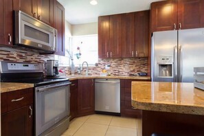 Standard House, 4 Bedrooms, Accessible | Private kitchen | Full-size fridge, microwave, oven, stovetop