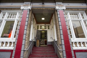 Property entrance - Stuart Hotel (Los Angeles)