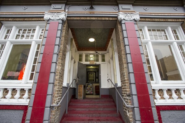 Property entrance - Stuart Hotel (Los Angeles)