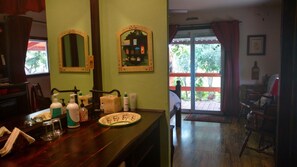 King Garden Suite | Premium bedding, memory-foam beds, minibar, individually decorated - Vinofilia Wine Country Inn (Valle de Guadalupe)