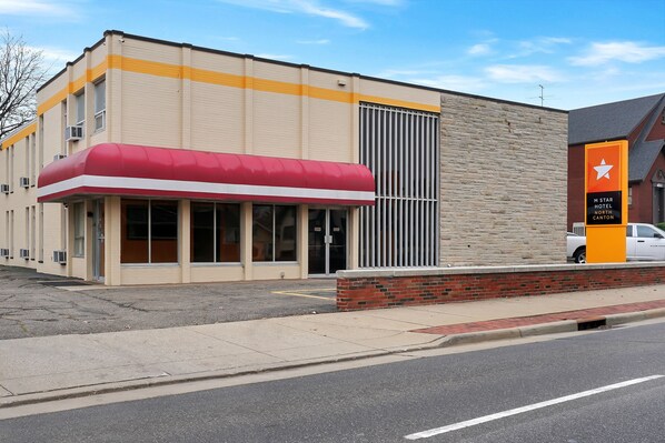 Front of property - M Star North Canton - Hall of Fame (North Canton)