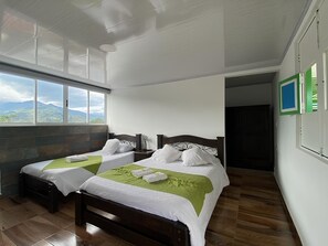 舒适三人房 | 遮光窗帘、熨斗/熨板、免费 WiFi、床单