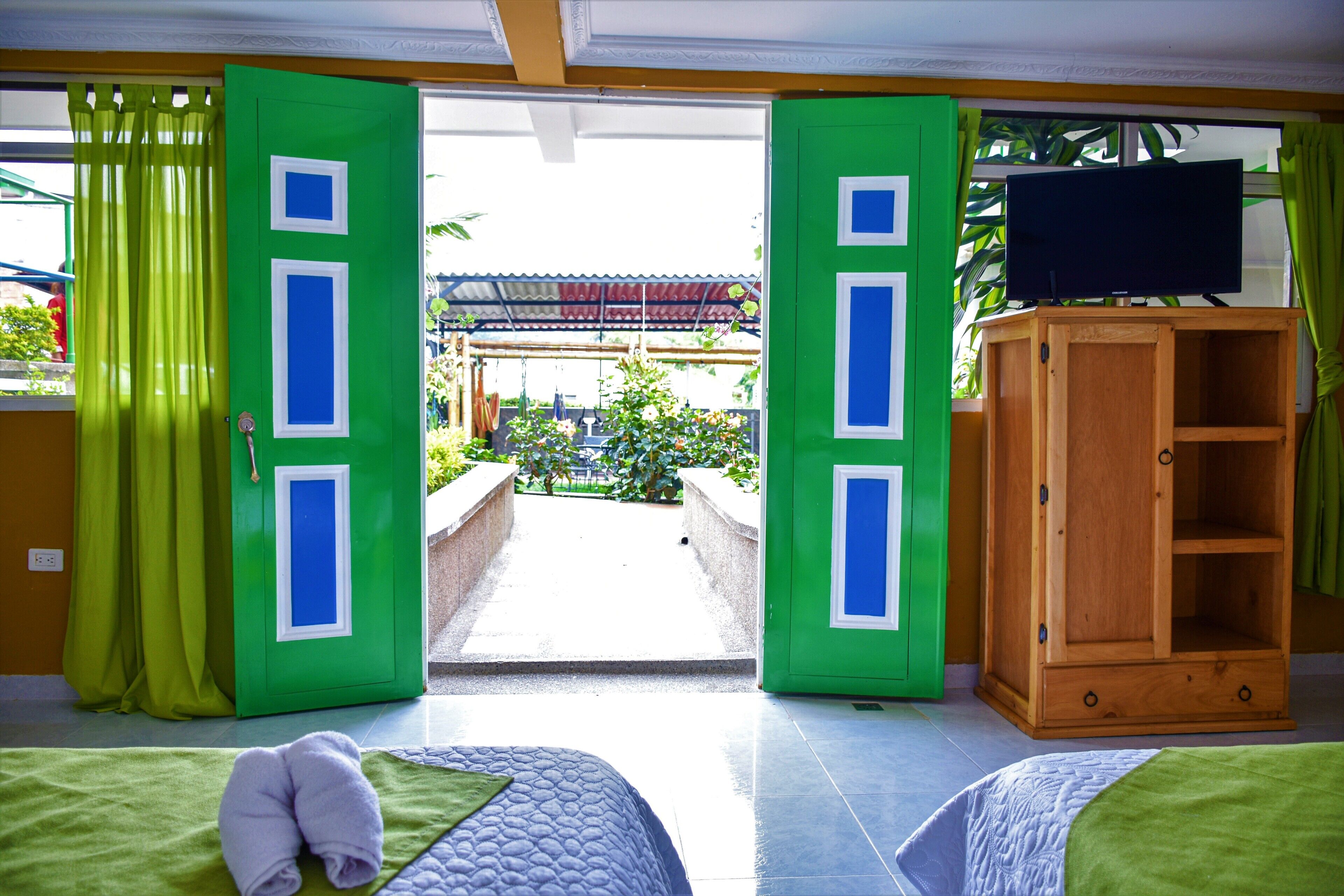 family room | 1 bedroom, premium bedding, down duvets, blackout curtains