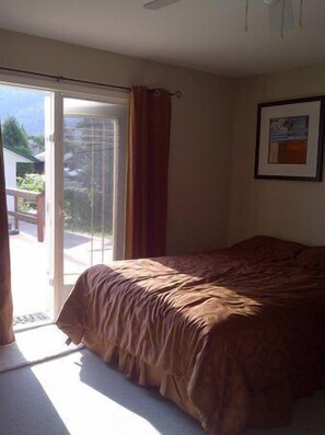 Premium bedding, individually decorated, individually furnished - SunDog B & B (Sicamous)