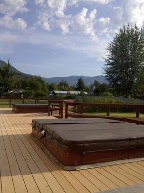 Sundeck - SunDog B & B (Sicamous)