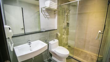 Shower, rainfall showerhead, free toiletries, hair dryer