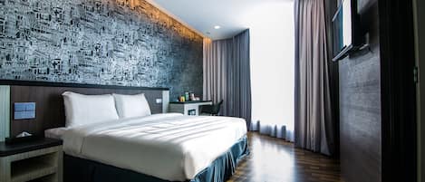 Executive Room, 1 Bedroom, Accessible, City View | Bathroom | Shower, rainfall showerhead, free toiletries, hair dryer