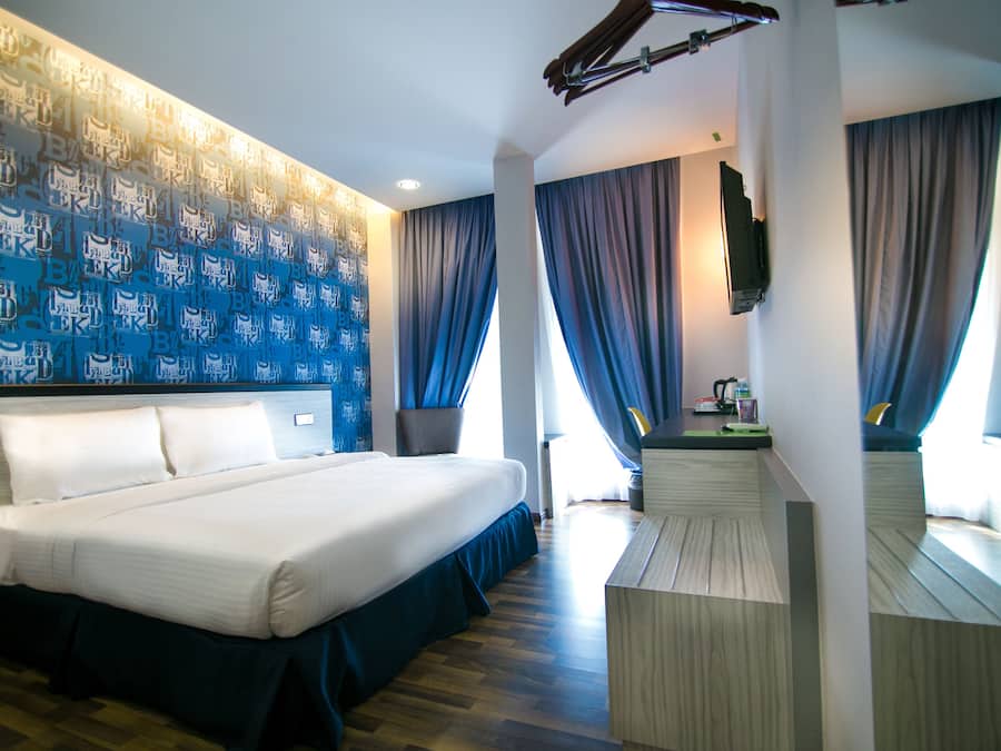 Deluxe King | Premium bedding, minibar, in-room safe, desk