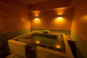 本館 菊の時季フロア「菊万葉」（内風呂温泉つき）２～４名様 | バスルーム | シャワー付き浴槽、バスアメニティ (無料)、ヘアドライヤー、スリッパ