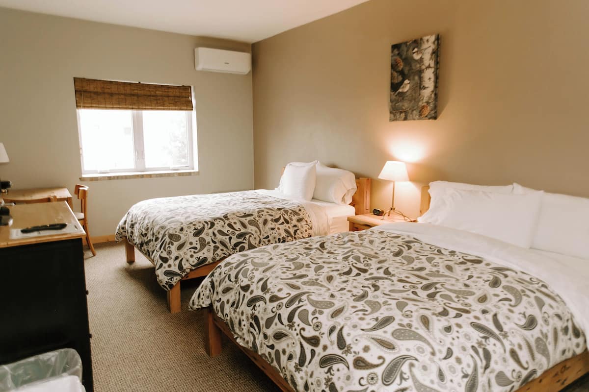 2 Queens - Front Building | Free WiFi, bed sheets