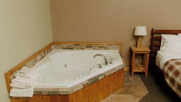 King with Jacuzzi | Free WiFi, bed sheets