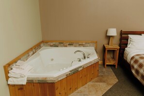 King with Jacuzzi | Free WiFi, bed sheets - Adventure Inn (Ely)