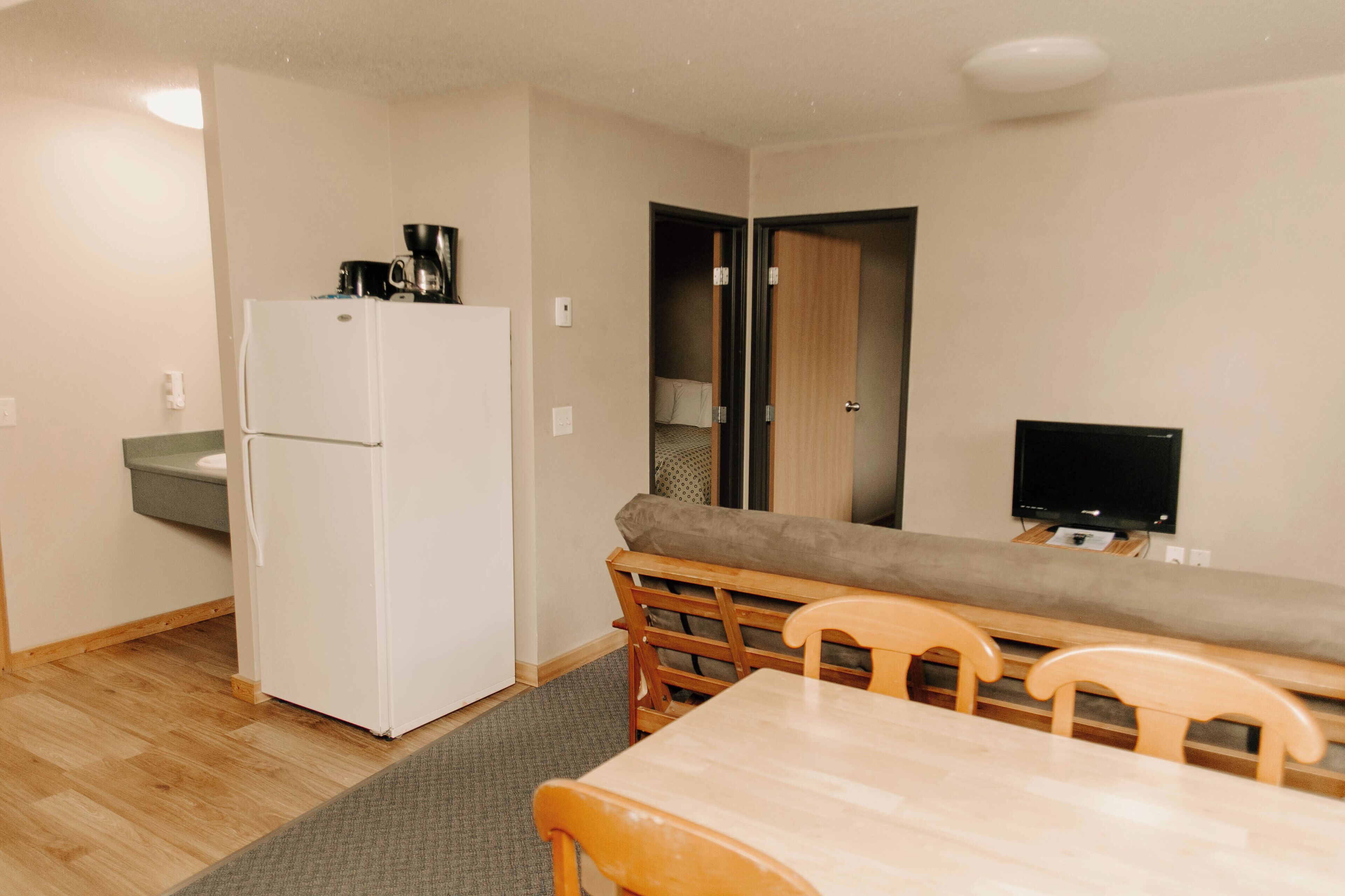 kitchen suite - 2 queens | free wifi, bed sheets