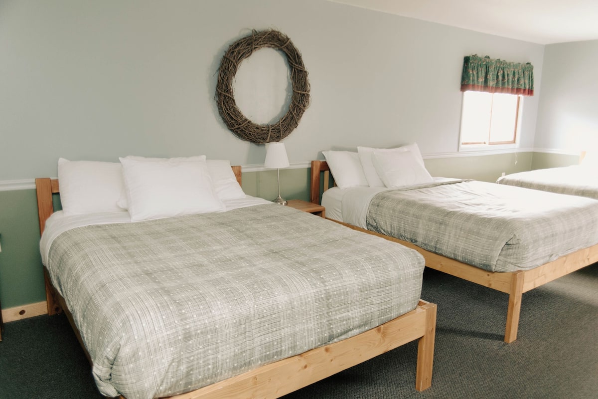 4 Queens - Back Building | Free WiFi, bed sheets