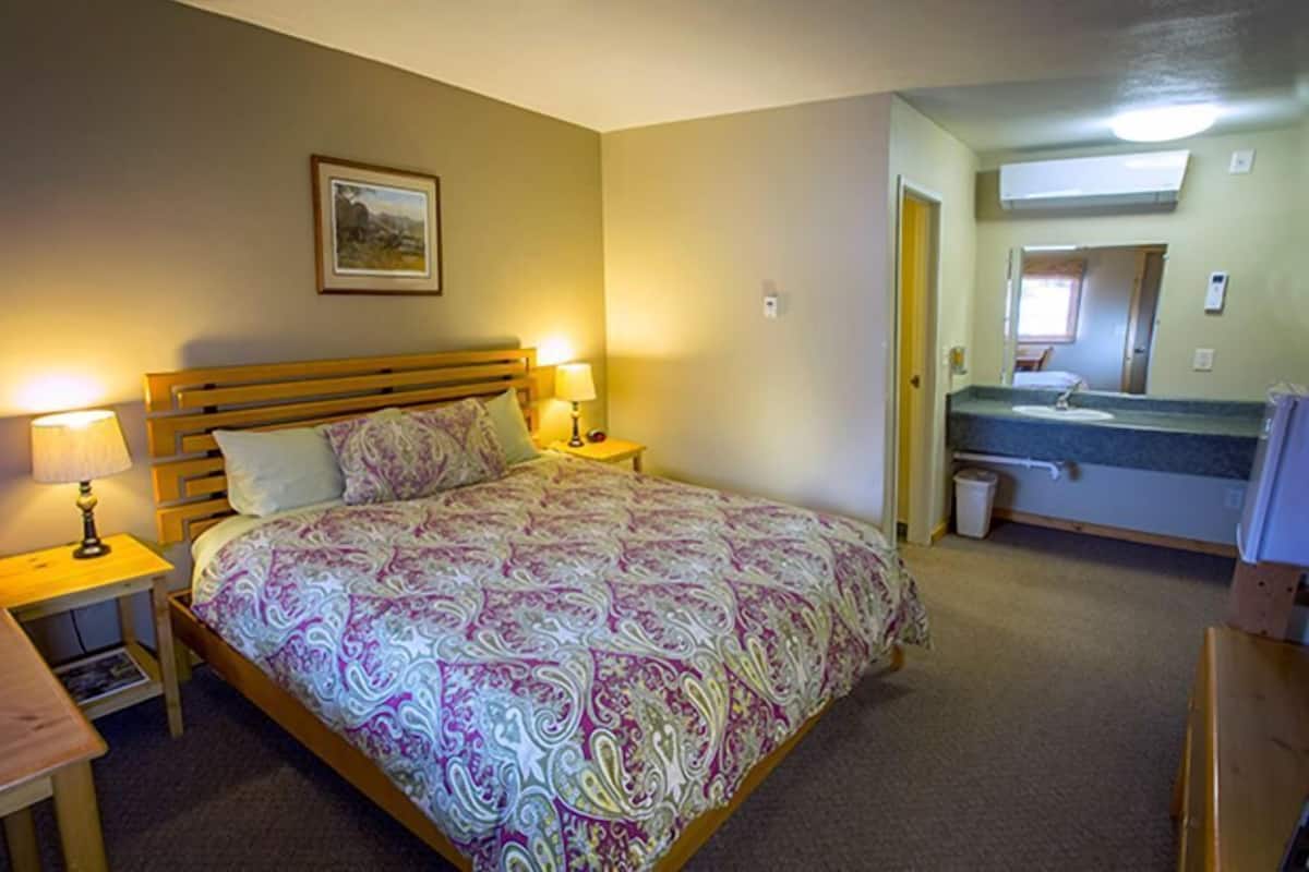 King Bed - Back Building | Free WiFi, bed sheets