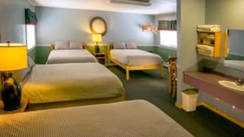 客房 (4 Queen Beds) | 免費無線上網、床單