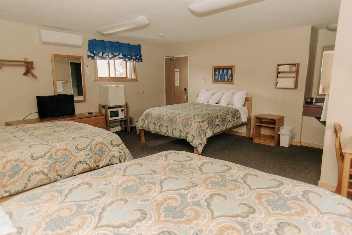 Habitación (3 Queen Beds) | Wifi gratis y ropa de cama