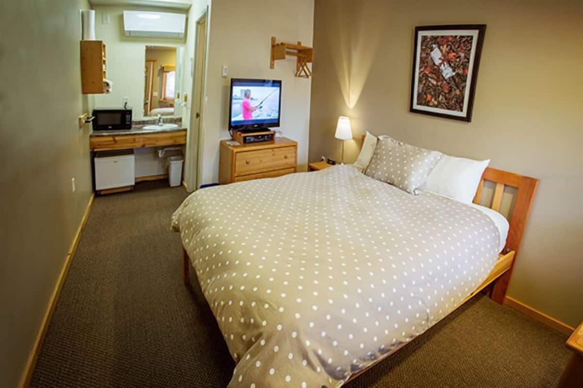 Single Queen - Back Building Ground Floor | Free WiFi, bed sheets