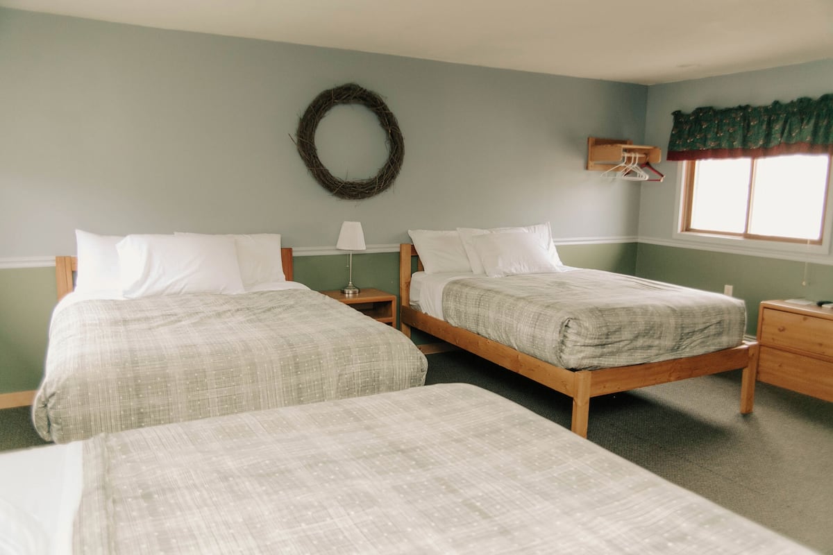 4 Queens - Back Building | Free WiFi, bed sheets