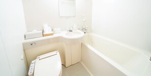 Ein modernes Badezimmer mit Toilette, Waschbecken und Badewanne.