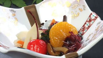 Een schaal met verschillende soorten fruit en groenten.