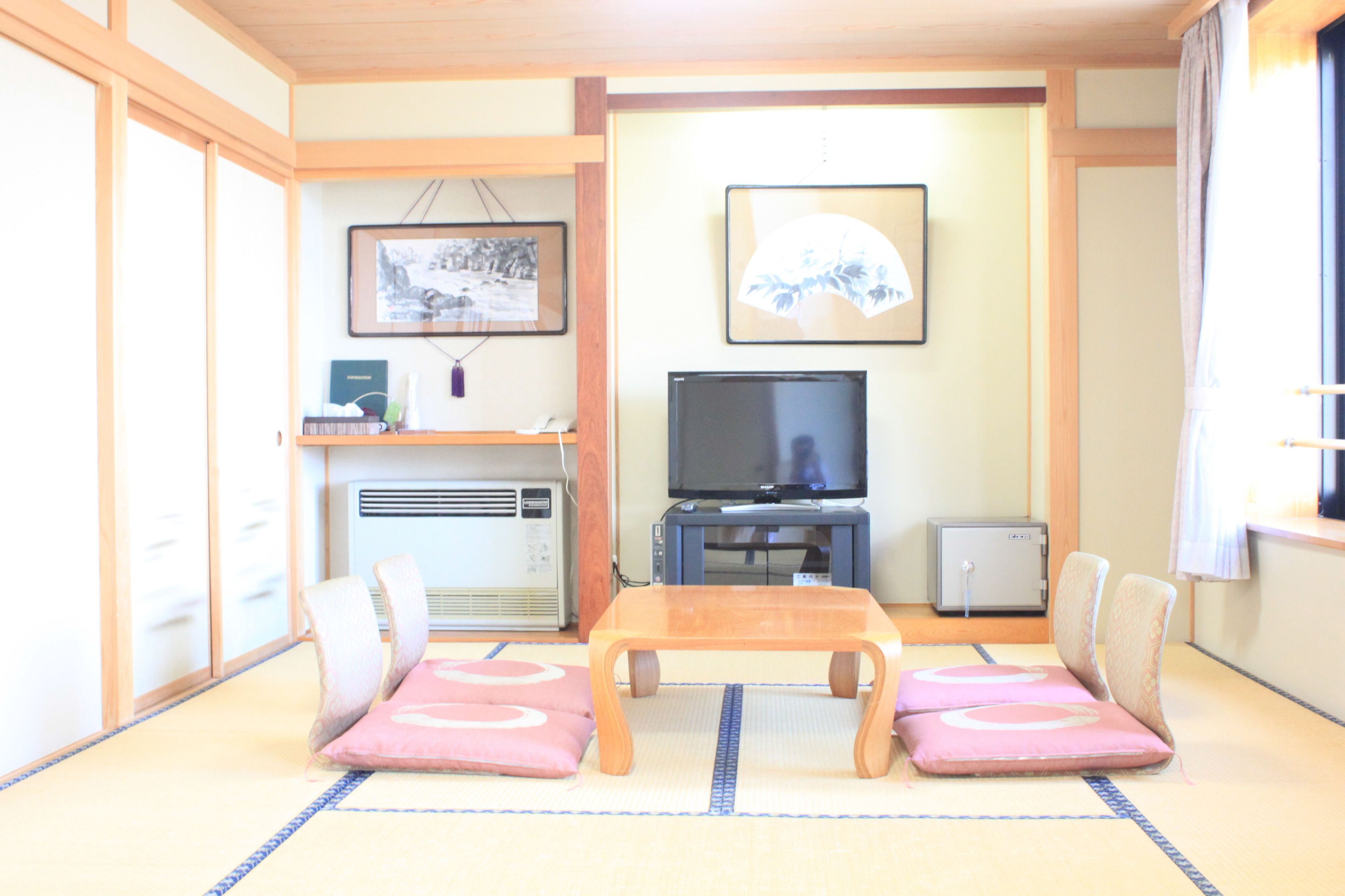 ミニバー、WiFi (無料)、ベッドシーツ