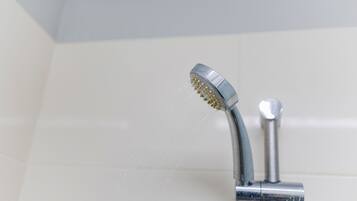 Un pommeau de douche d’où jaillit de l’eau.