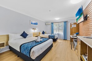 Desk, laptop workspace, soundproofing, iron/ironing board - Castlereagh Motor Inn (Gilgandra)