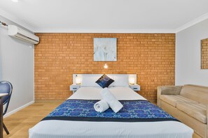 مكتب ومساحة عمل للكمبيوتر المحمول وتجهيزات عازلة للصوت ومكواة/لوح كي