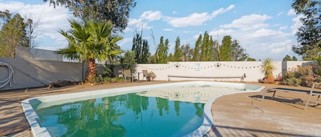 Una piscina al aire libre de temporada