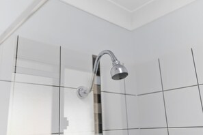 Chambre avec lits jumeaux | Salle de bain