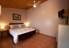 Economy Double Room | WiFi, bed sheets - Dougies Backpackers (Port Douglas)