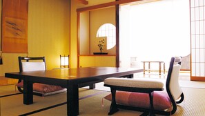 标准房 | 客房内保险箱、办公桌、笔记本电脑工作区、熨斗/熨板