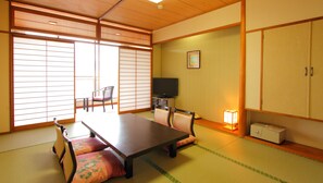 Japanese Western Style Room (Tatami 10 mats + Twin beds) | In-room safe, desk, laptop workspace, iron/ironing board - Hotel Hana Isawa (Fuefuki)