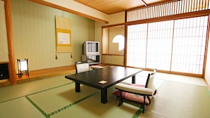 客房 | 客房內保險箱、書桌、筆電工作空間、熨斗/熨衣板