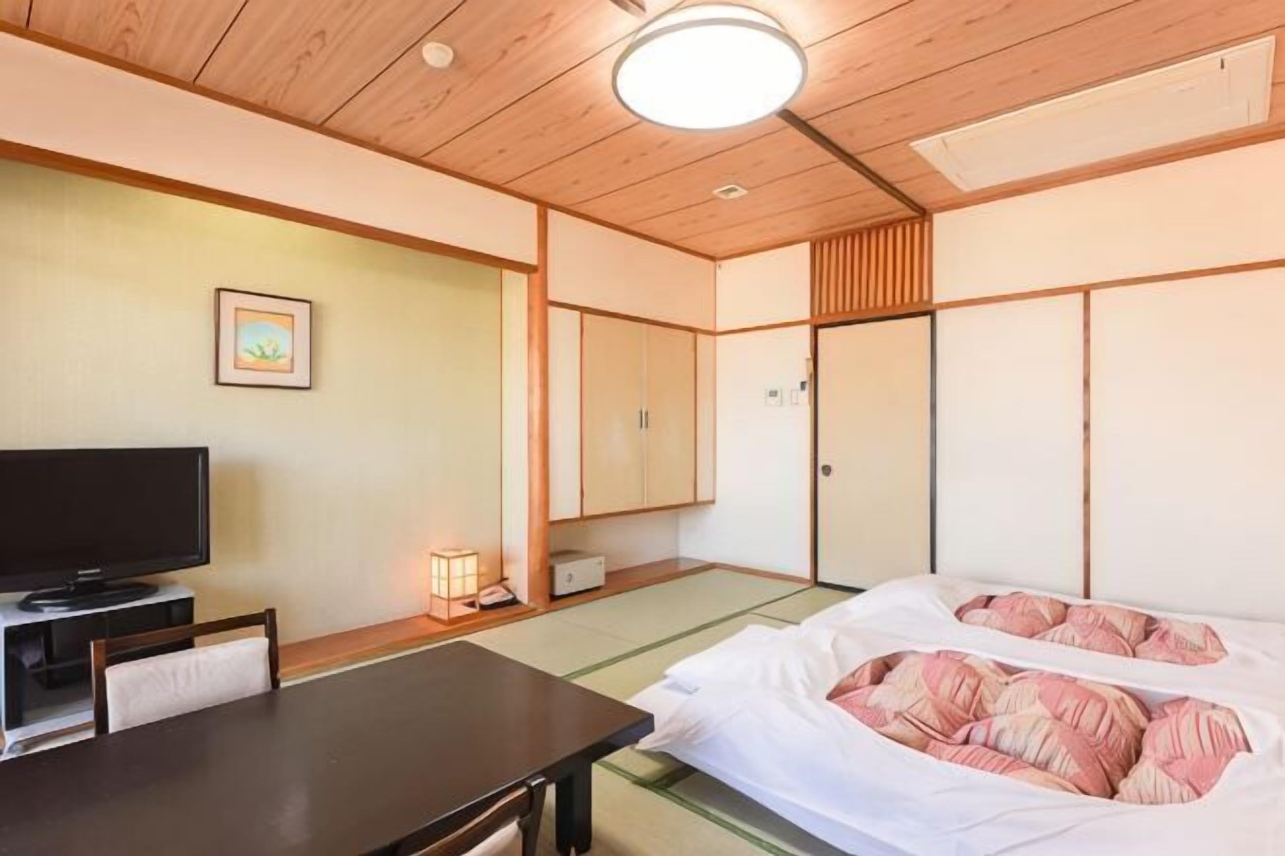 客房內保險箱、書桌、筆電工作空間、熨斗/熨衣板
