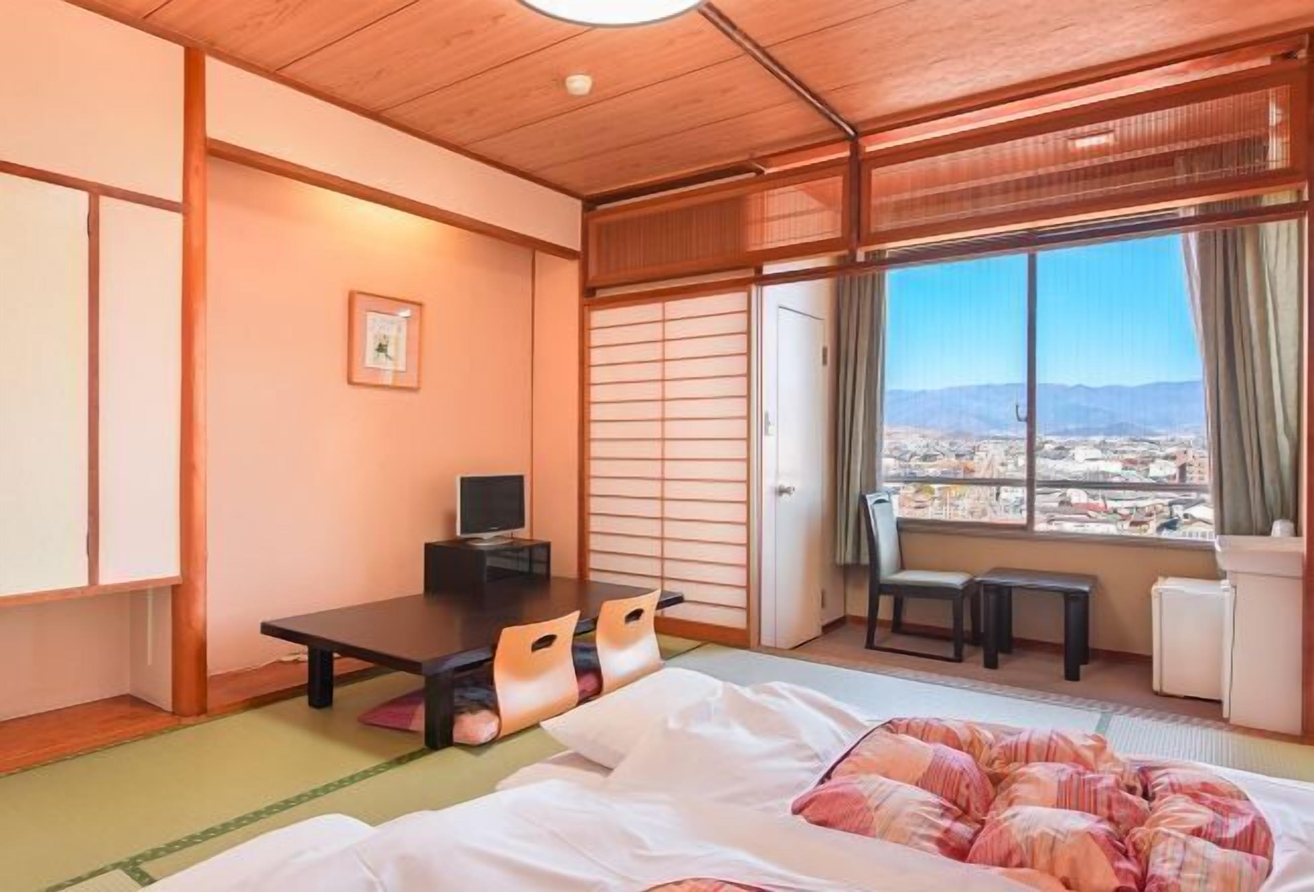 客房内保险箱、办公桌、笔记本电脑工作区、熨斗/熨板