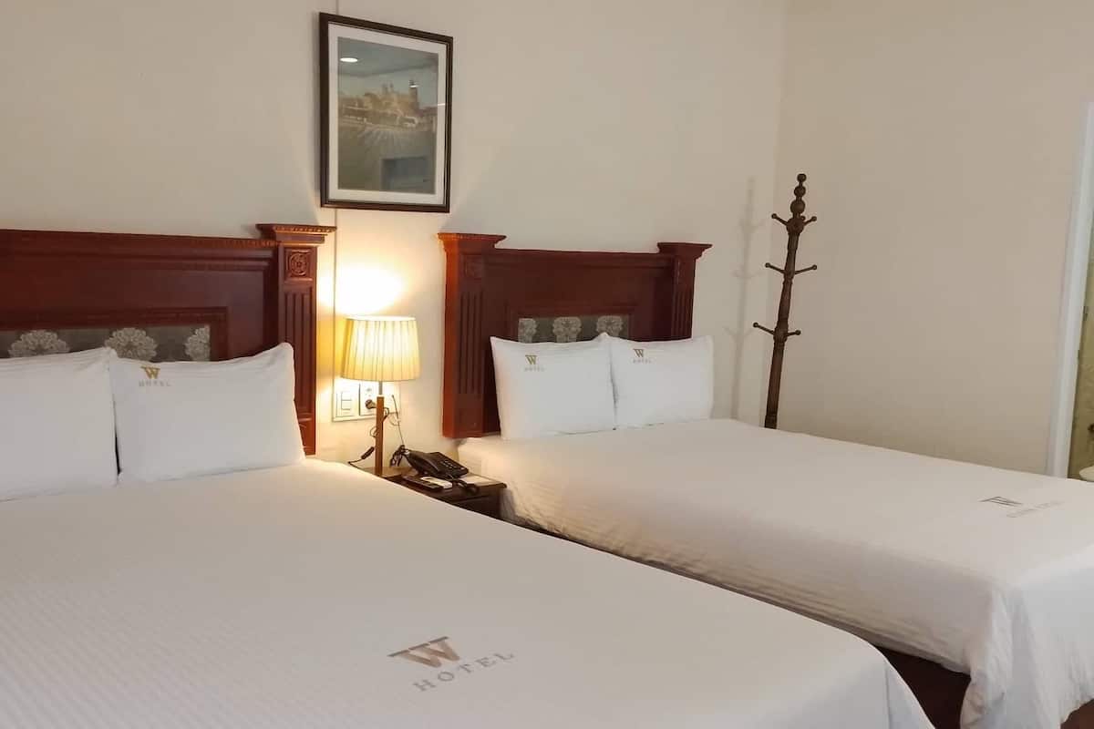 Deluxe Twin Room | Minibar, in-room safe, desk, free WiFi