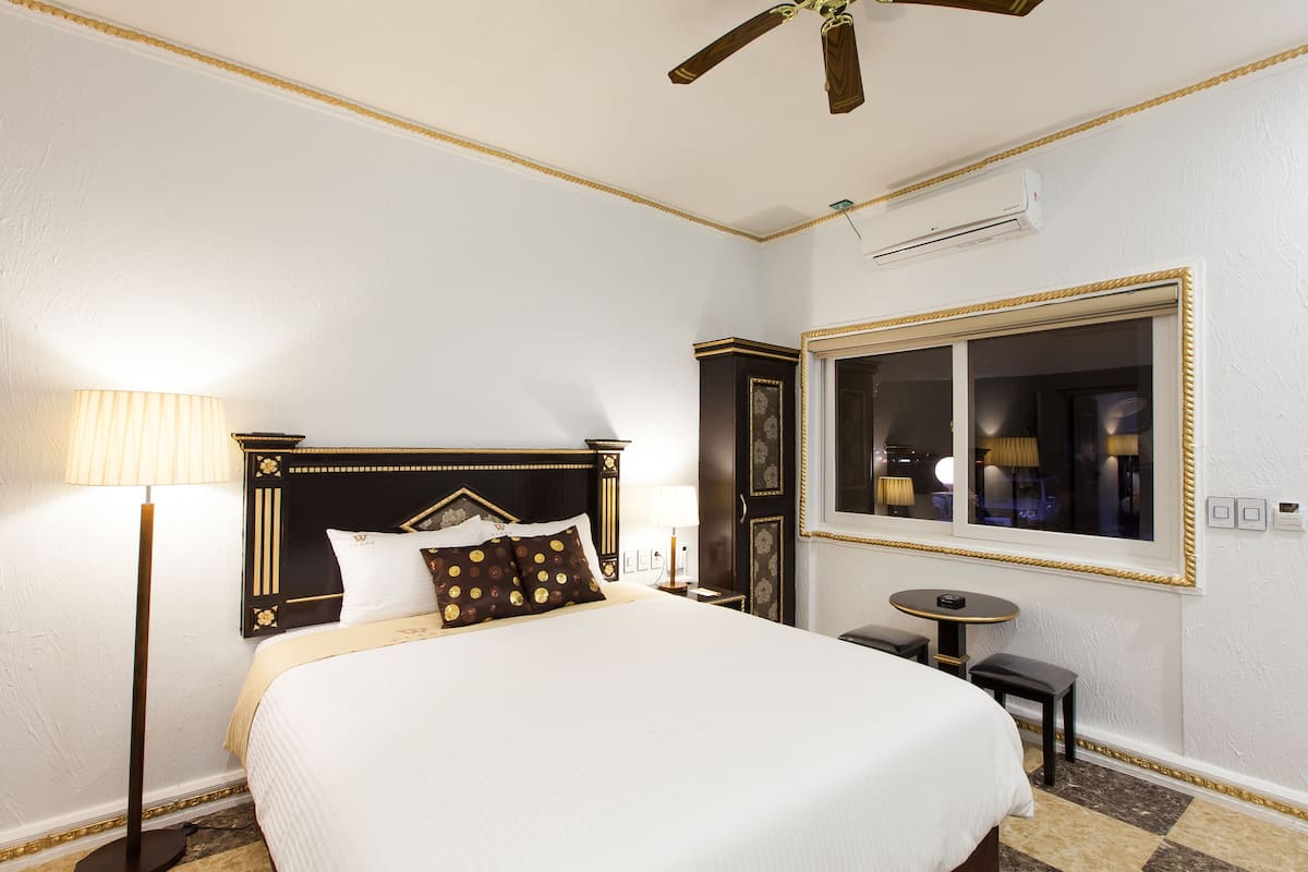 Deluxe Room, 1 King Bed | Minibar, in-room safe, desk, free WiFi
