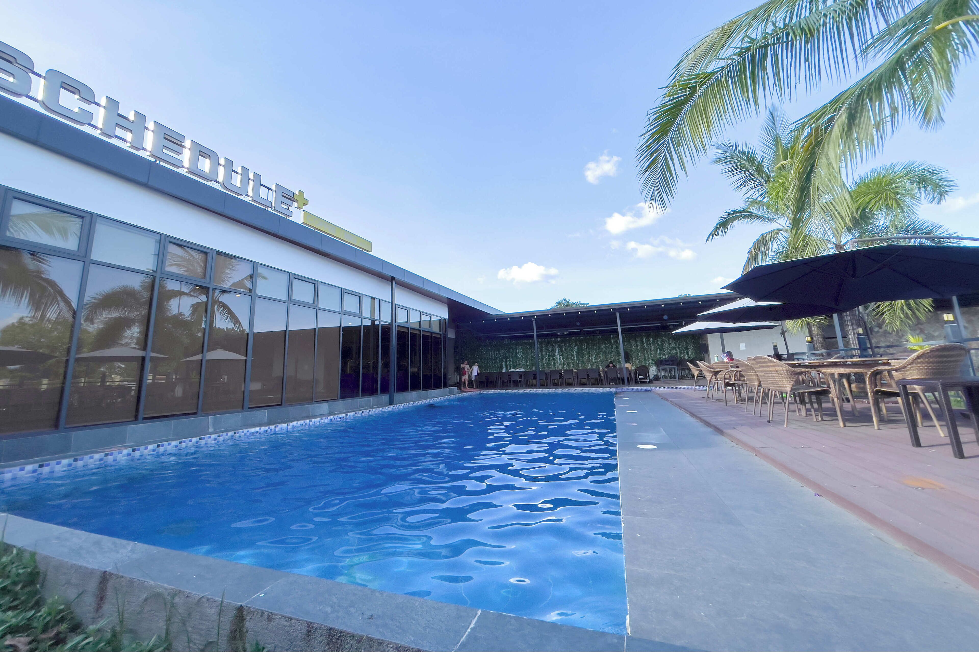 Zona de piscina con un edificio que indica 