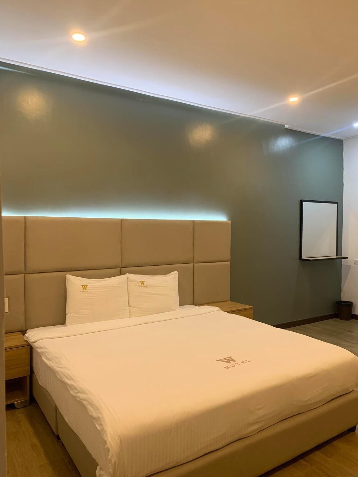 Standaard kamer, 1 kingsize bed, niet-roken, uitzicht op de stad | Een kluis op de kamer, een bureau, gratis wifi, beddengoed